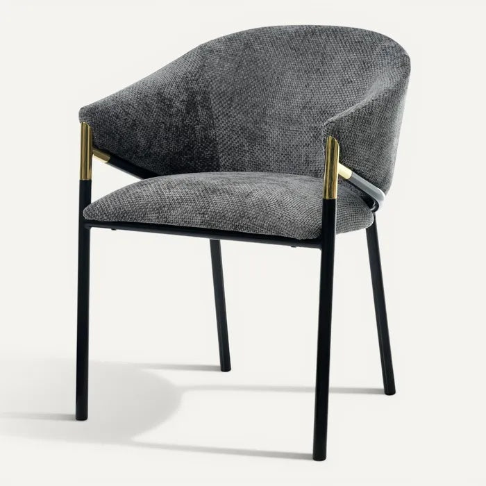 **Moderne Grijze Stoel met Gouden Accenten**