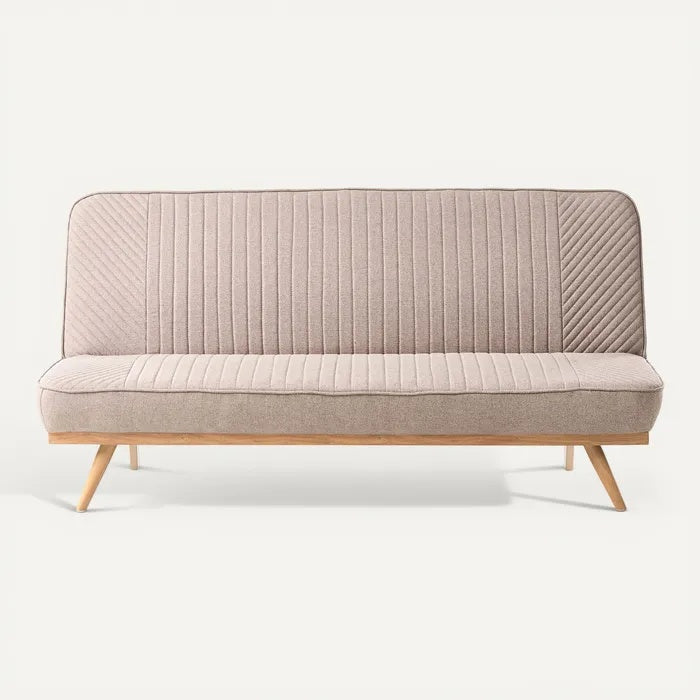 **Moderne beige bank met gestreept patroon en houten poten**